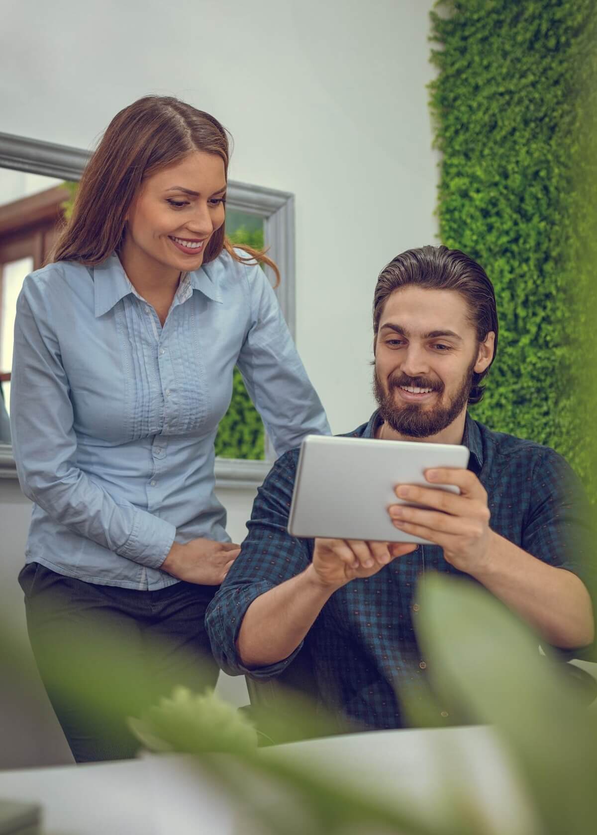 2 personnes dans un bureau qui collaborent
