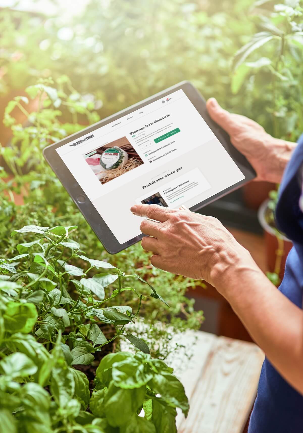 Gros plan sur une main manipulant une tablette électronique dans un champ